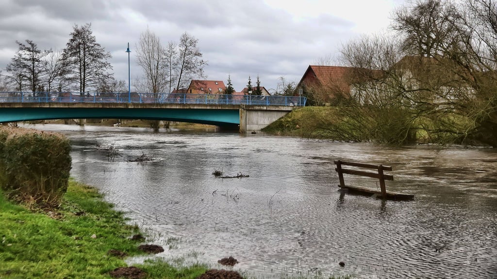 Die Helme, hier ein Foto vom Dezember 2017 bei Martinsrieth, führte schon öfter Hochwasser. Besonders schlimm war es im Winter 2023/24. 