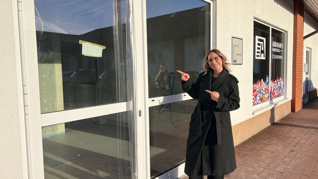 Luisa Rühle von der Harzsparkasse vor der neuen Filiale in Dingelstedt.