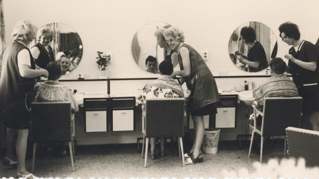 Wer erkennt diesen Friseur-Salon, die Mitarbeiterinnen oder Kunden wieder? Den Mitarbeitern des Wernigeröder Stadtarchivs ist eine Foto-Serie in die Hände gefallen, deren Ursprung und Bestimmung völlig unbekannt ist.