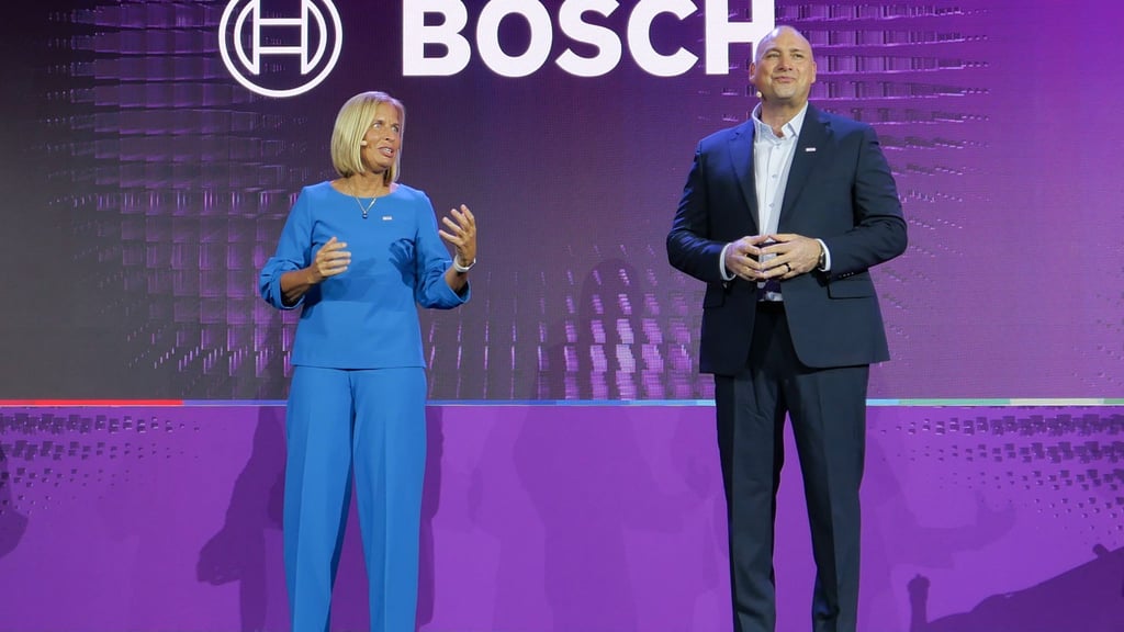 Bosch hat auf der Technikmesse CES ein KI-basiertes Fahrzeug-Cockpit vorgestellt.