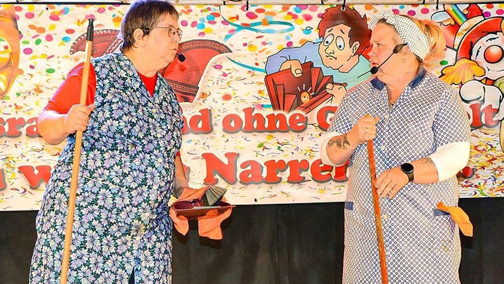 Büttenabend des Seehäuser Carnevalsclubs (SCC) am 22. November 2025: Manuela Dahlmann und Manuela Buchner brechen zum  Auftakt das Eis als „Quasselfeen Manu und Ela“.