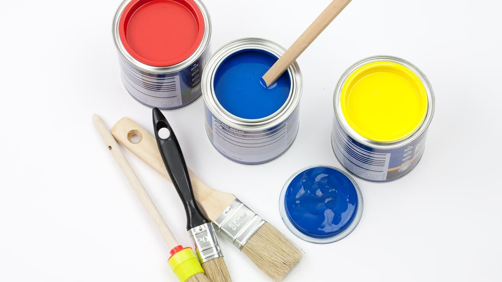 Eine Auswahl an Lackpinseln und farbigen Lackdosen