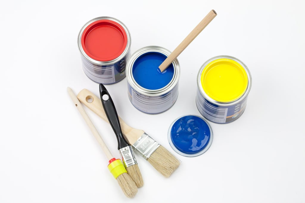 Eine Auswahl an Lackpinseln und farbigen Lackdosen