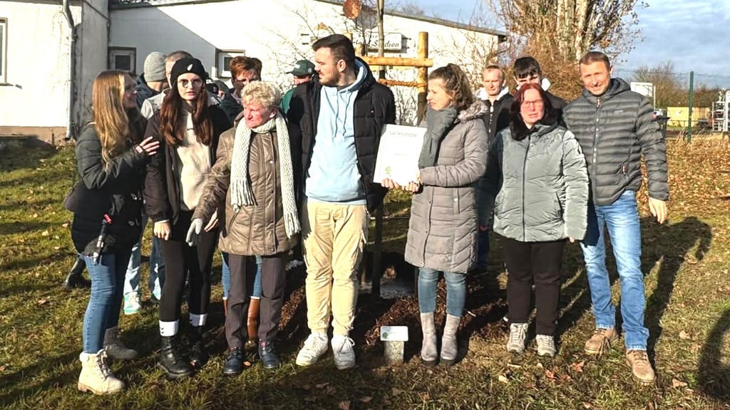 Ein Hochzeitsbaum für Anita und Tim Ackermann.Die Hochzeitsgesellschaft hatte am Froser Sportplatz viel Spaß beim Pflanzen. Weitere Bäume der Eltern und Großeletern sollen folgen.