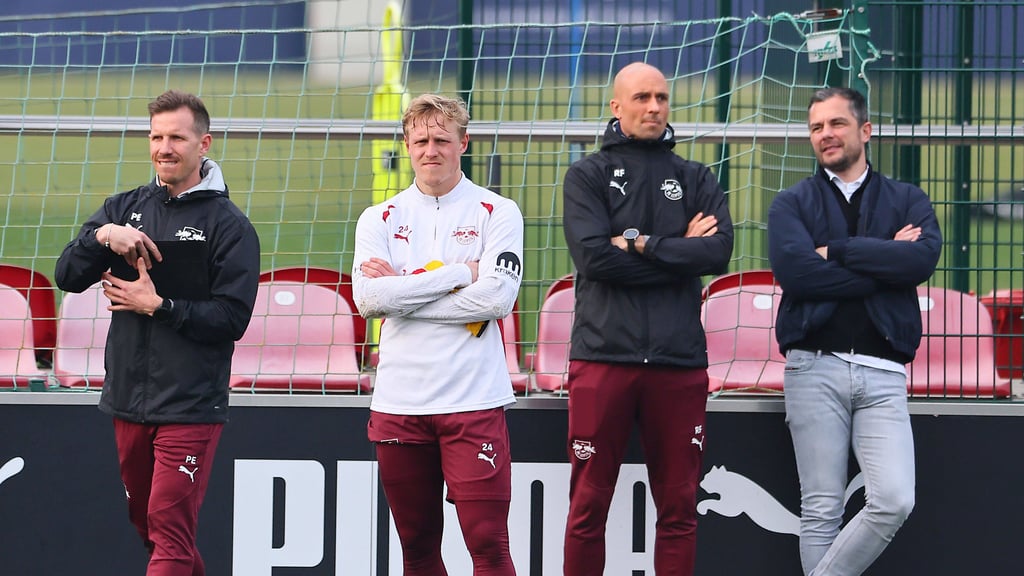 Xaver Schlager (2.v.l.) und Marcel Schäfer (r.).