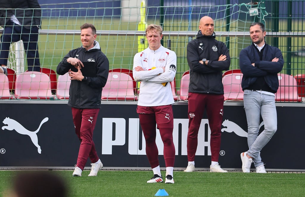 Xaver Schlager (2.v.l.) und Marcel Schäfer (r.).