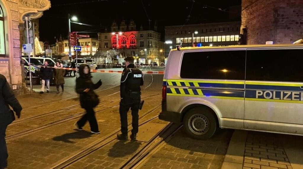 Die Zufahrt zum halleschen Marktplatz ist gesperrt. Der Grund: Ein herrenloser Koffer wurde am Montagabend am Markt aufgefunden. Die Polizei ist alarmiert - auch ein Sprengstoff-Spürhund wird eingesetzt.