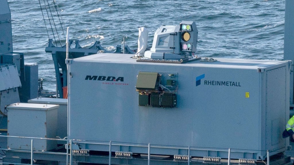 Der Laserdemonstrator von Rheinmetall und MBDA auf einem deutschen Marineschiff. Inzwischen ist er an Land gebracht worden.