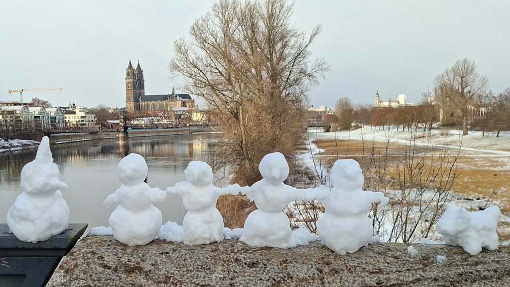 Auf der Brüstung der Sternbrücke auf dem Weg in den Stadtpark hat es sich eine ganze Schneemann-Familie samt Hund bequem gemacht.