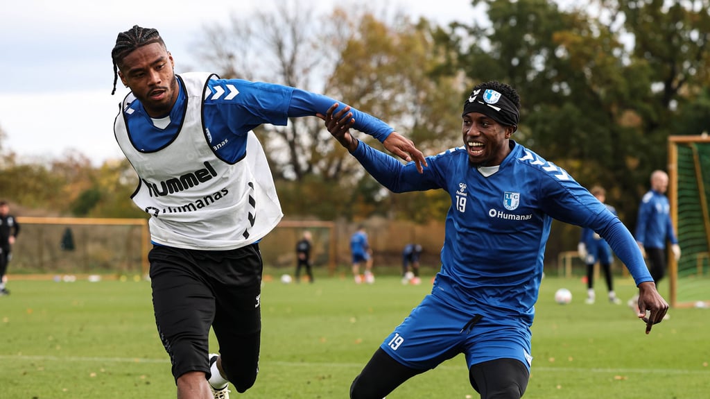 Ado Onaiwu (l.) ist im Trainingslager des 1. FC Magdeburg in Side dabei, Lubambo Musonda bekam noch eine Woche Urlaub und fehlt.