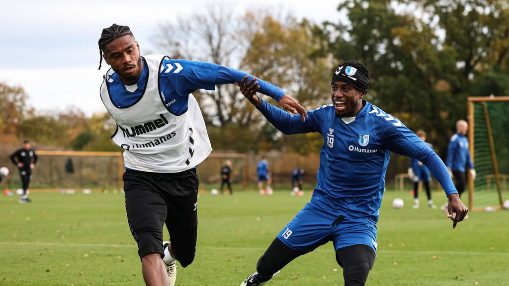 Ado Onaiwu (l.) ist im Trainingslager des 1. FC Magdeburg in Side dabei, Lubambo Musonda bekam noch eine Woche Urlaub und fehlt.