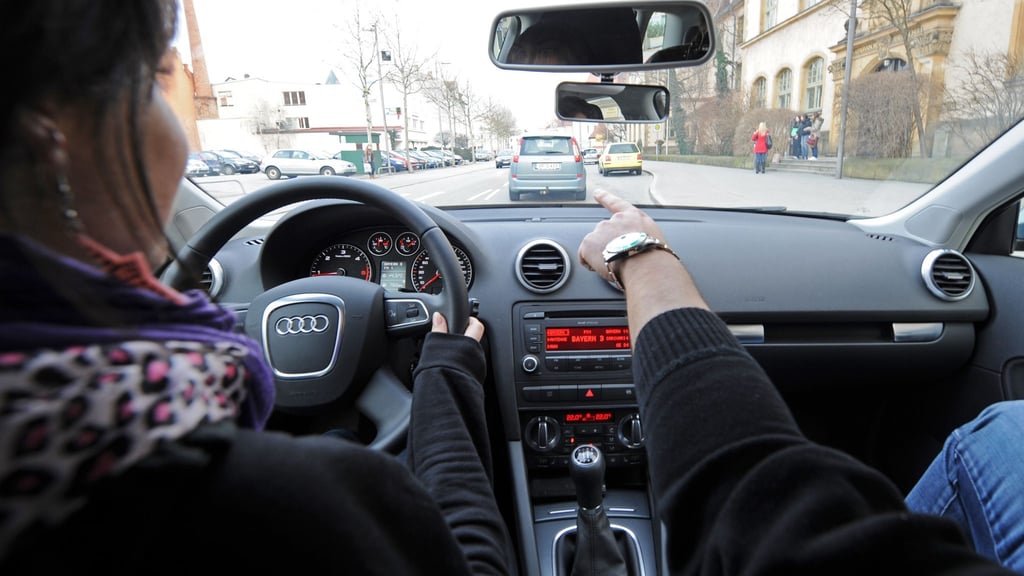 Die CSU würde den Führerschein ab 17 gerne ausweiten. Auch 16-Jährige sollen dann schon in Begleitung ein Auto fahren dürfen. (Illustration)