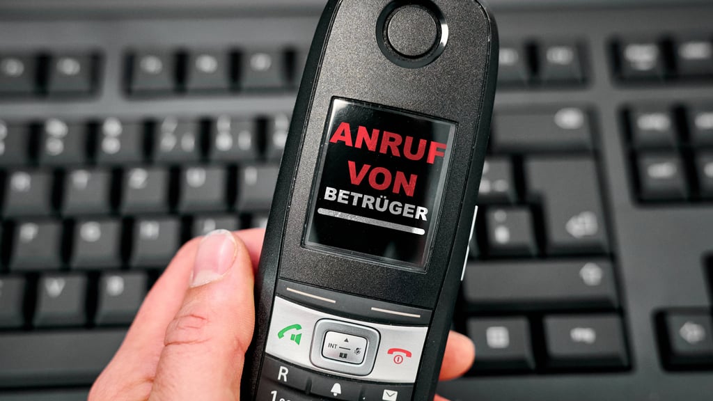 Nicht nur Betrug per Post, Anrufer geben sich auch gerne als Polizisten aus, um ihre Opfer das Geld aus der Tasche zu ziehen.