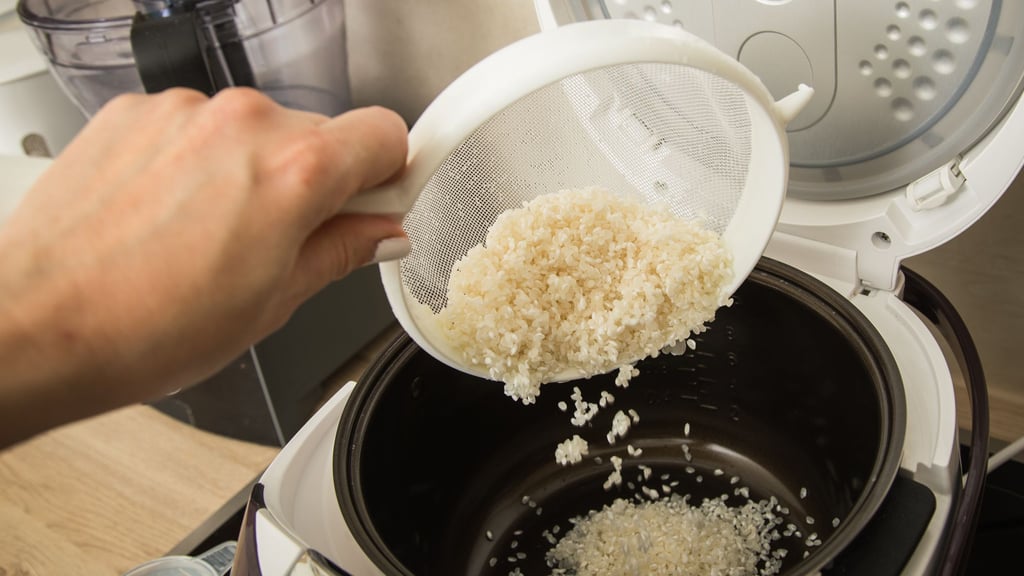 Wie viel Reis darf’s sein? Für Gäste empfiehlt sich ein Reiskocher mit mindestens drei Litern, für Singles oder Paare reicht oft ein Liter Fassungsvermögen aus.