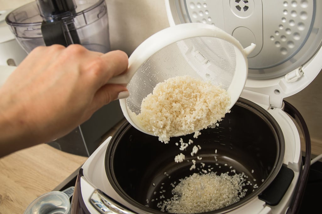 Wie viel Reis darf’s sein? Für Gäste empfiehlt sich ein Reiskocher mit mindestens drei Litern, für Singles oder Paare reicht oft ein Liter Fassungsvermögen aus.