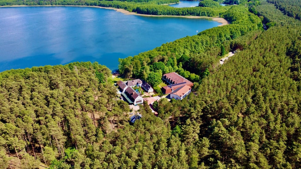 Perfekte Lage: Das Familotel Rookhus liegt am Labussee mitten im Müritz-Nationalpark.