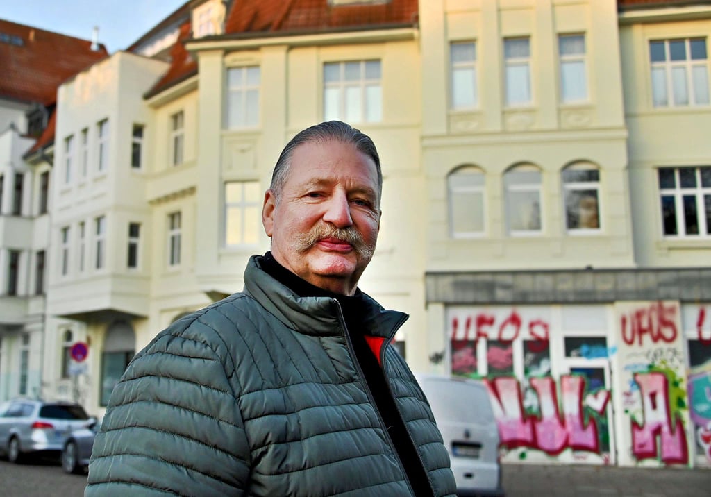 Für Tierschutzpartei-Stadtrat Burkhard Moll bleibt das Haus, an dem er einst seine Wirkungsstätte in „Molls Laden“ hatte, ein Zuhause.