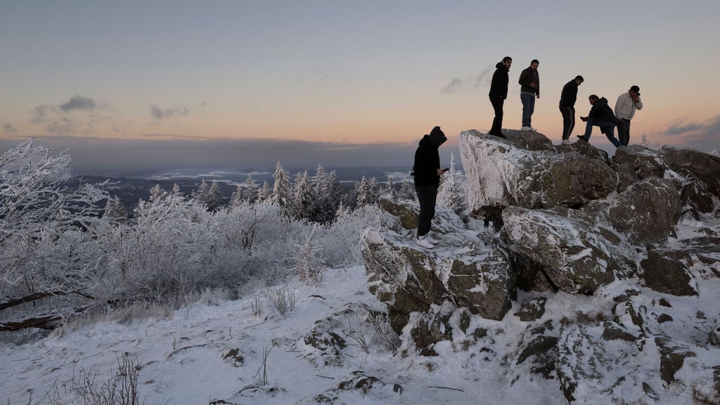 Erst ab Mitte der Woche soll es in Deutschland wieder etwas wärmer werden.