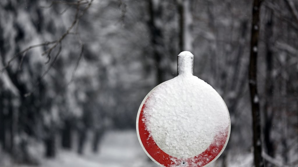 Tempolimits und andere runde Schilder sind bei starker Verschneiung oft nicht mehr erkennbar: Eine Befolgung kann dann nicht immer erwartet werden.
