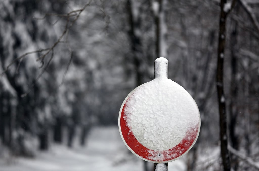 Tempolimits und andere runde Schilder sind bei starker Verschneiung oft nicht mehr erkennbar: Eine Befolgung kann dann nicht immer erwartet werden.