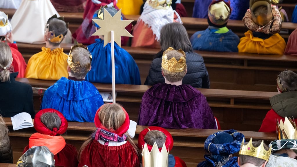 In einigen Orten sind am 6. Januar Sternsinger unterwegs, außerdem gibt es viele Gottesdienste und Konzerte. (Archivbild)