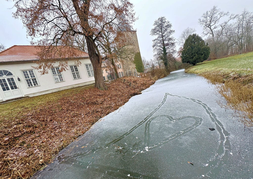 Gewagt: Ein Herz, geformt auf dem gefrorenen Wassergraben im Schlosspark Möckern.