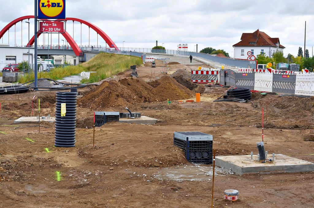 Bis Ende April sollen an der Hohen Brücke in Köthen alle Arbeiten beendet  und das Bauwerk wieder befahrbar sein.