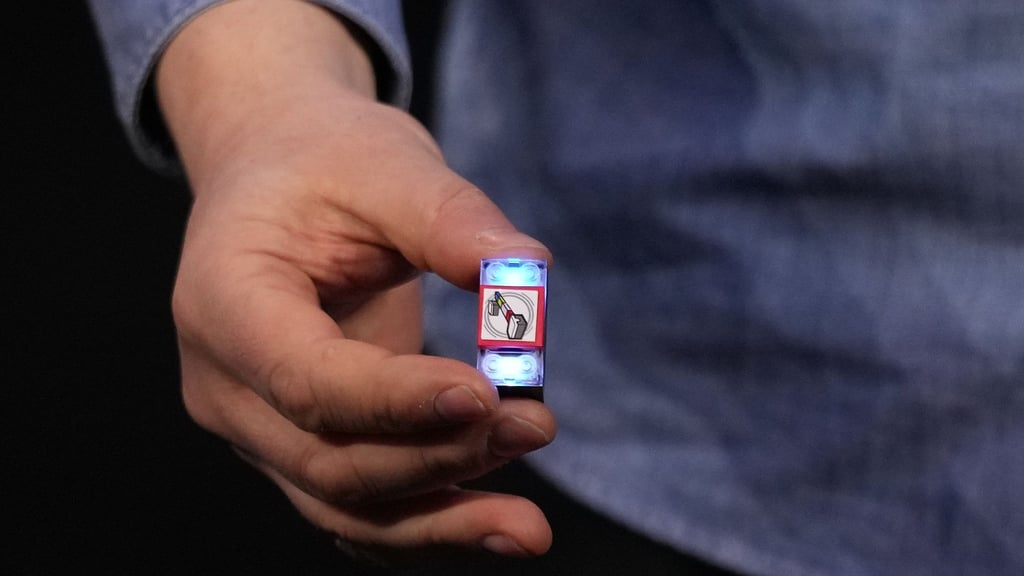 Der „Lego Smart Brick“ verfügt über einen Lautsprecher, LED-Leuchten und einen winzigen Chip, der andere Smart Bricks und Minifiguren erkennen und mit ihnen interagieren kann.