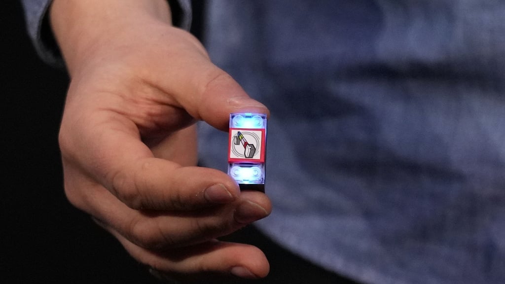 Der „Lego Smart Brick“ verfügt über einen Lautsprecher, LED-Leuchten und einen winzigen Chip, der andere Smart Bricks und Minifiguren erkennen und mit ihnen interagieren kann.