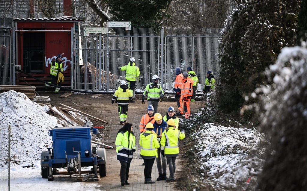 Nach dem Brandanschlag am Wochenende versuchen zahlreiche Fachleute fieberhaft, die Stromversorgung im Südwesten Berlins wieder herzustellen.