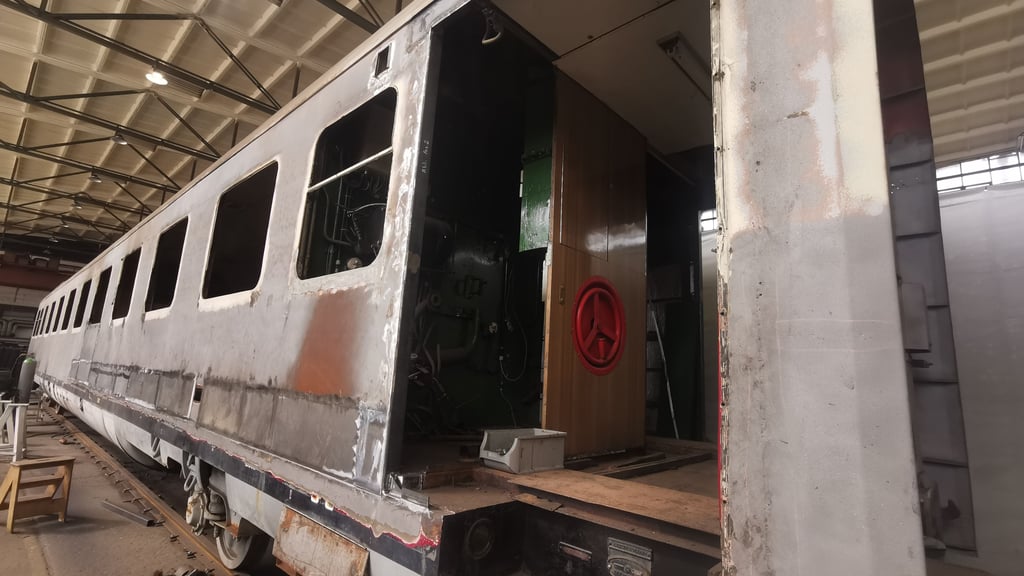 Nicht zu übersehen: An diesem Mittelwagen des SVT Görlitz wurde in Halberstadt der Einstieg deutlich verbreitert. 