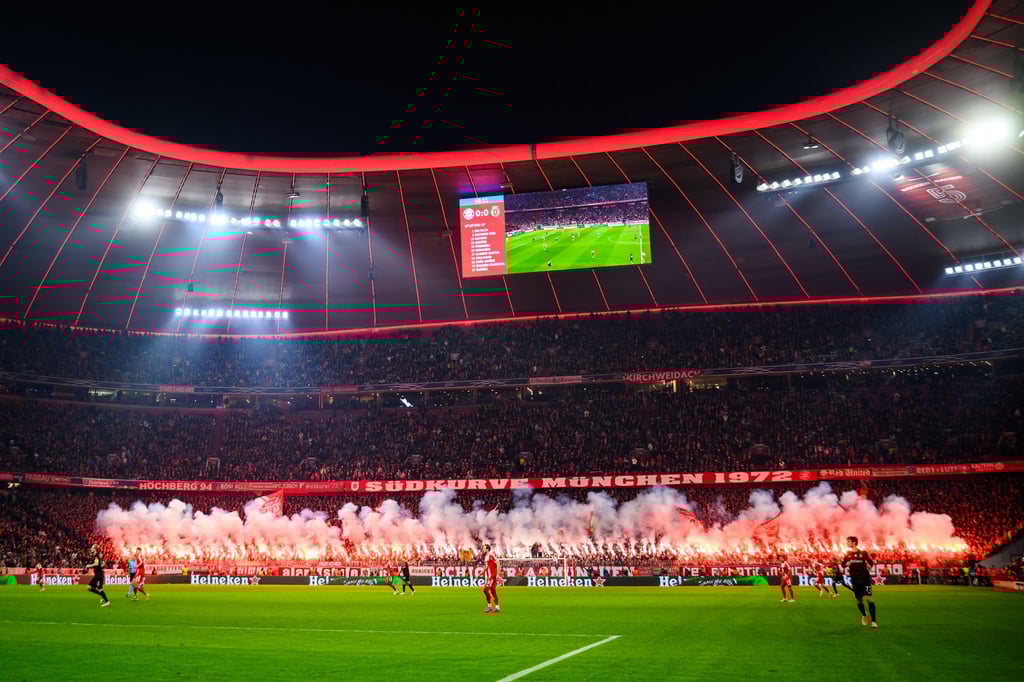 Fans des FC Bayern München zünden Pyrotechnik im Fanblock. (Archivbild)