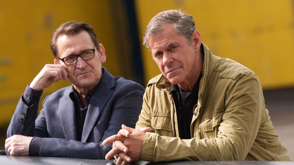 Schauspieler Ingo Naujoks (l) als Kommissar Lars Englen und Schauspieler Sven Martinek als Kommissar Finn Kiesewetter dürfen heute mal zur Primetime um 20.15 Uhr ran.