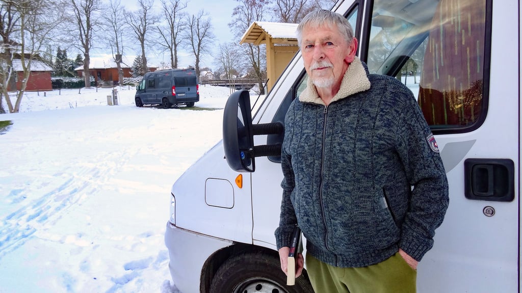 Weiß zu weiß: Hartmut Engler aus Havelsee in Brandenburg sieht den Schnee im Januar 2026 auf dem Caravan-Stellplatz Seehausen gelassen. 