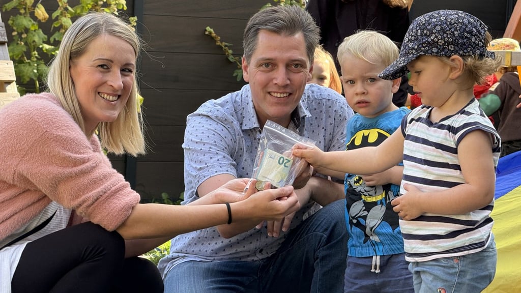 So hat eine Aktion in Quedlinburg begonnen, die sich inzwischen verstetigt hat: Hanna, Anton und Henry Thurisch bei der Übergabe der als Unterstützung für das Christliche Kinderhaus  gesammelten Spenden an Erzieherin Christin (v.r.).