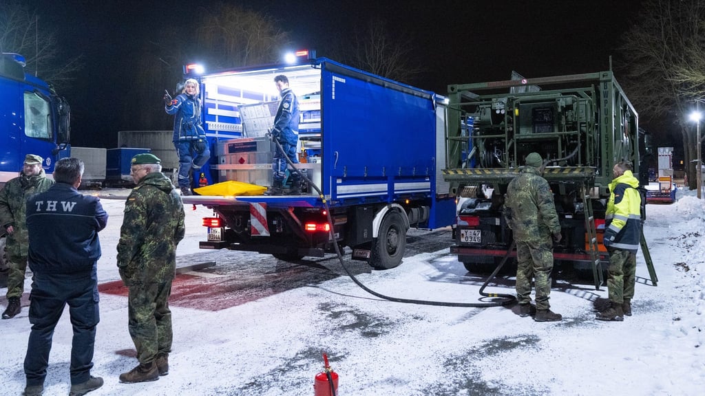 Die Bundeswehr hilft seit Montagabend in Berlin bei der Betankung von Notstromaggregaten.