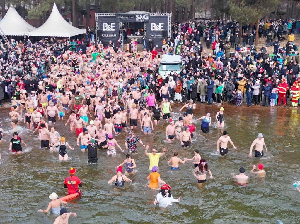 Beim Neujahrsschwimmen im Heidebad am 6. Januar 2026 gab es einen neuen Teilnehmerrekord.