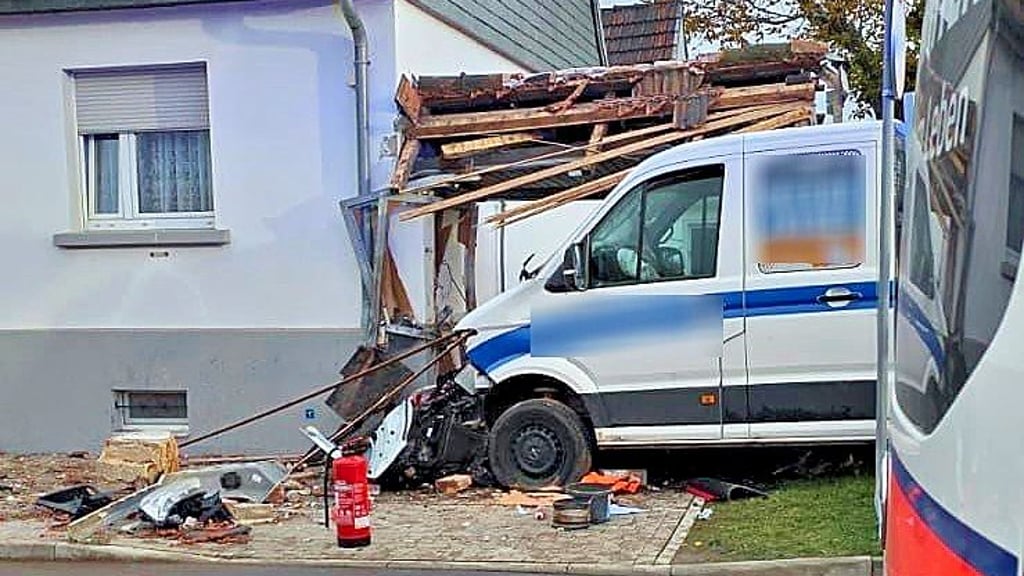Bei einem Unfall in Gerbitz ist ein Transporter in eine Hauswand gekracht.
