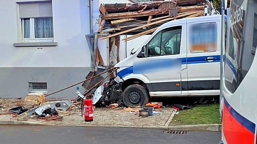 Bei einem Unfall in Gerbitz ist ein Transporter in eine Hauswand gekracht.