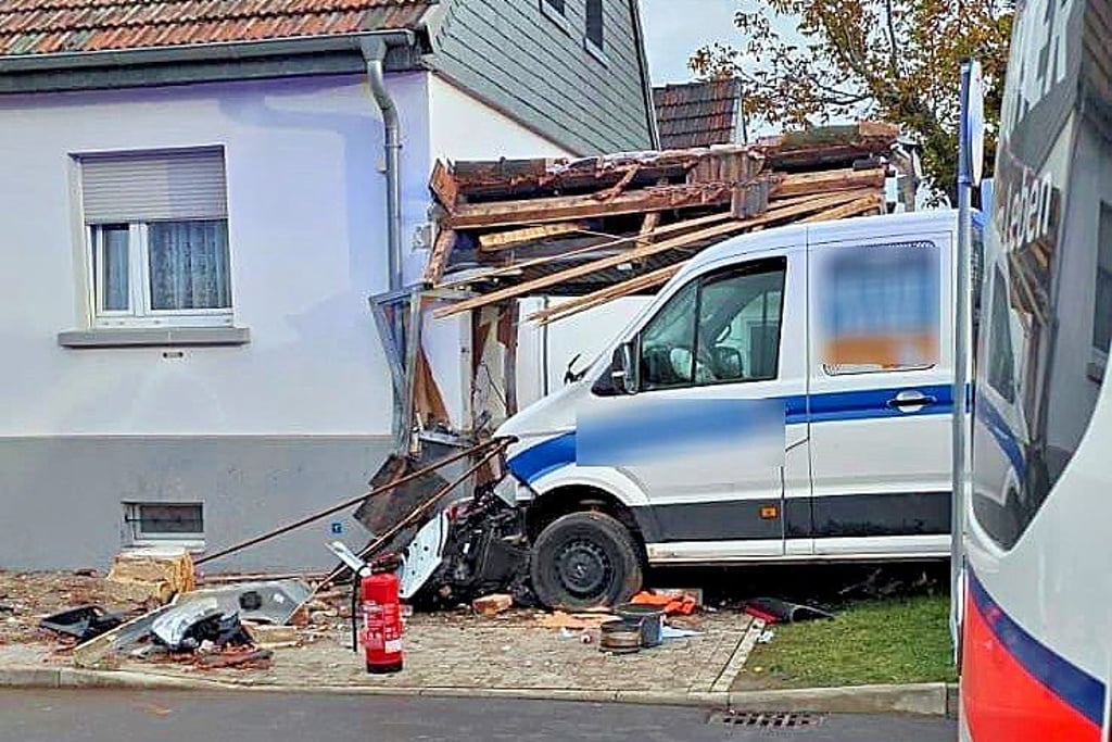 In Gerbitz ist ein Transporter in eine Hauswand gekracht. 