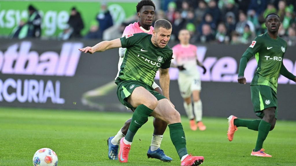 Denis Vavro (vorn) vom VfL Wolfsburg. (Archivbild).