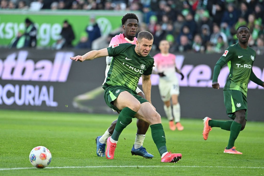 Denis Vavro (vorn) vom VfL Wolfsburg. (Archivbild).