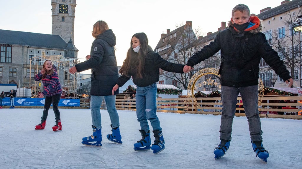 Eislaufen auf der Eisbahn auf dem Weihnachtsmarkt