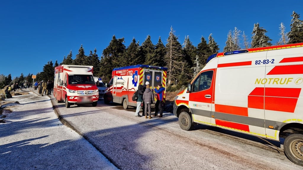 Rettungsdienst und Bergwacht bei einem der vielen Einsätze, zu denen sie in der Woche des Jahreswechsels 2025/2026 gerufen wurden. 