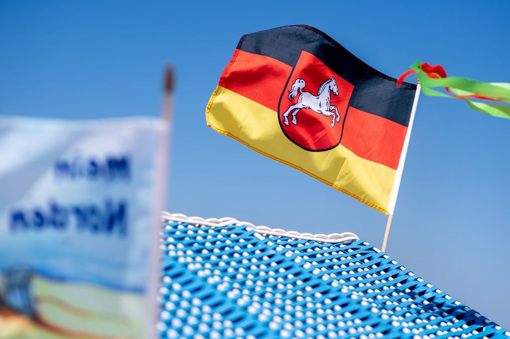 Eine Flagge dem Wappen von Niedersachsen weht auf einem Strandkorb auf Borkum. (Symbolbild)