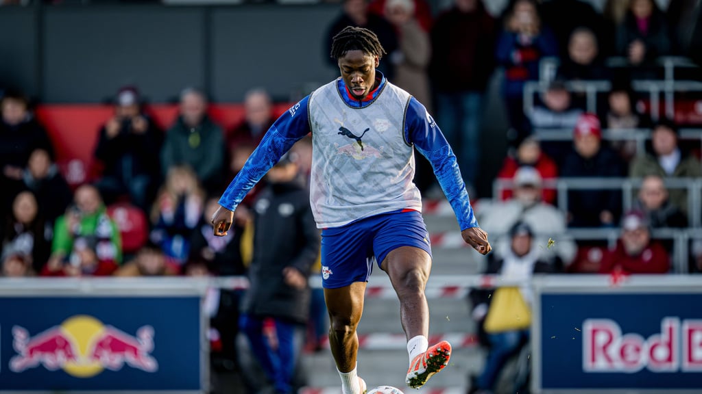 El Chadaille Bitshiabu im Training bei RB Leipzig.