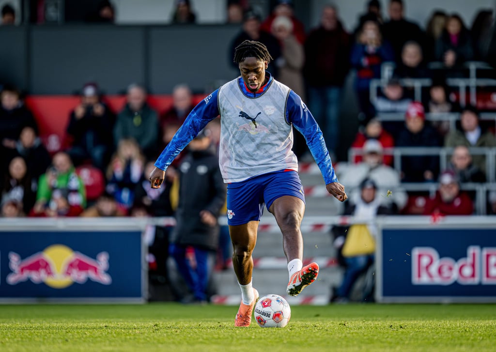 El Chadaille Bitshiabu im Training bei RB Leipzig.