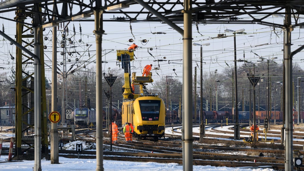 Massive Störung auf der Bahnstrecke zwischen Leipzig und Dresden - eine beschädigte Oberleitung muss repariert werden