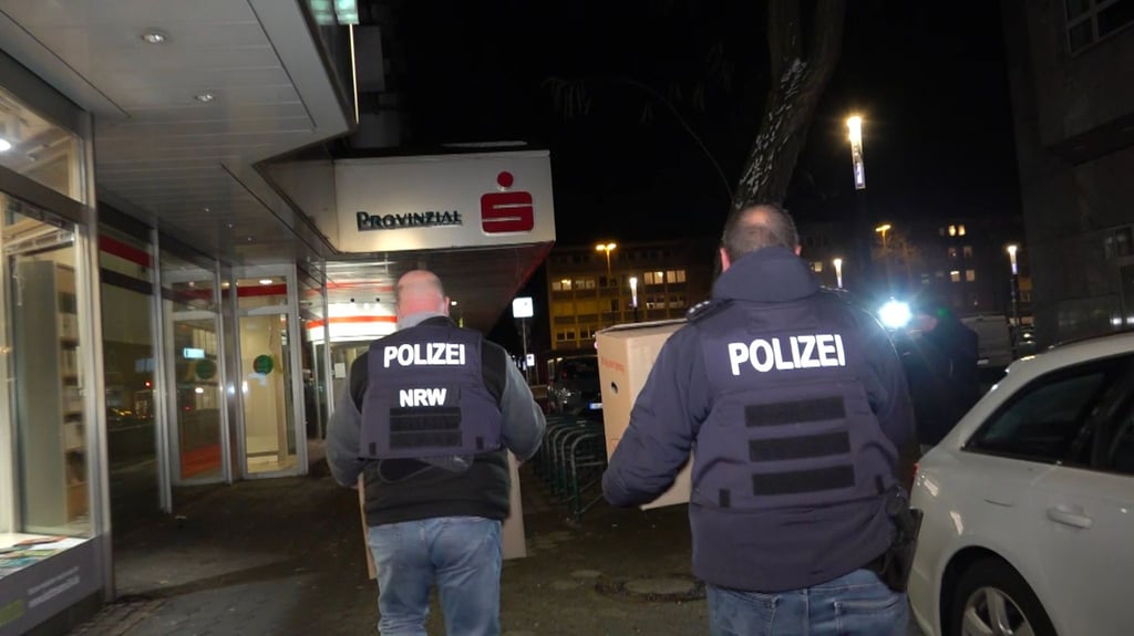 Mehrere Kisten mit Beweismaterial aus der Sparkassenfiliale sicherten Polizeibeamte am Abend.