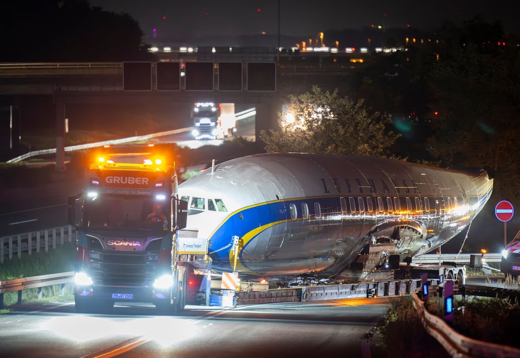 Die nicht mehr flugfähige Constellation Super Star wird über die Straße zum „Hangar One“ am Frankfurter Flughafen geschleppt. Das Flugzeug steht für das Ende von Propeller-Flugzeugen auf der Langstrecke. (Archivbild)